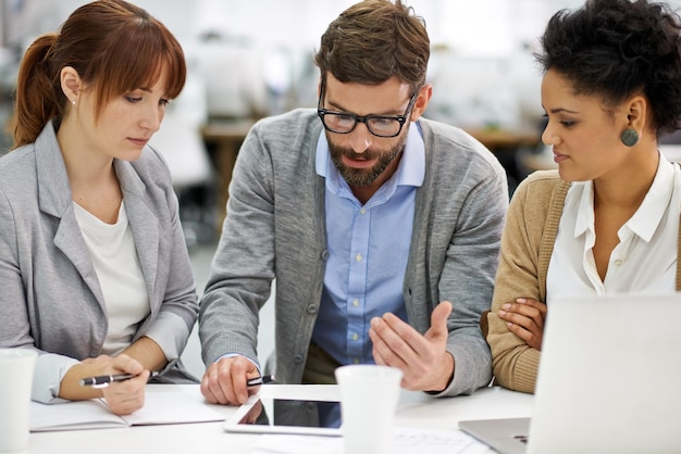 Mulher analisando relatório de finanças pessoais e estratégia de poupança inteligente