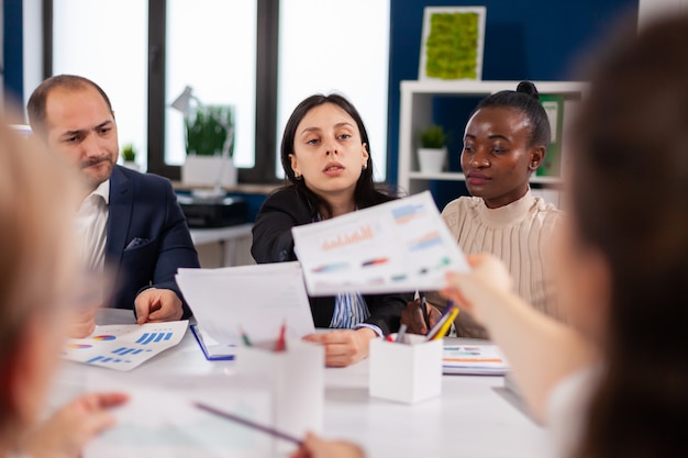 Conceito de literacia financeira com tabelas de investimento responsável e metas econômicas