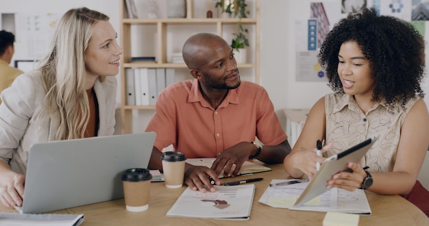 Educação financeira pessoal com gráficos de planejamento orçamentário e controle de gastos